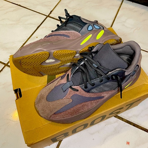 Yeezy 700 mauve